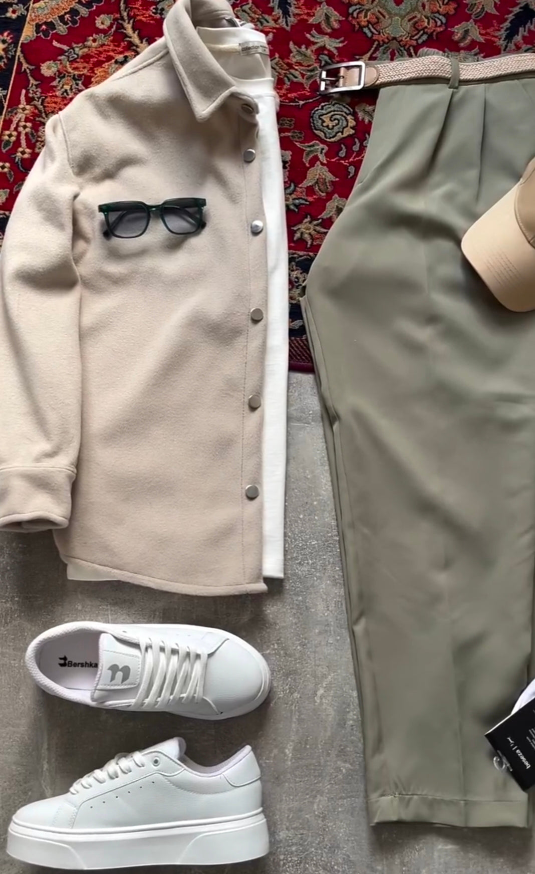 Modern Essential Outfit: Shirt, Pants, Sneakers & Watch الإطلالة العصرية الأساسية: قميص، بنطال، أحذية رياضية وساعة إصدار السكيني والأخضر (Skin & Green Edition)
