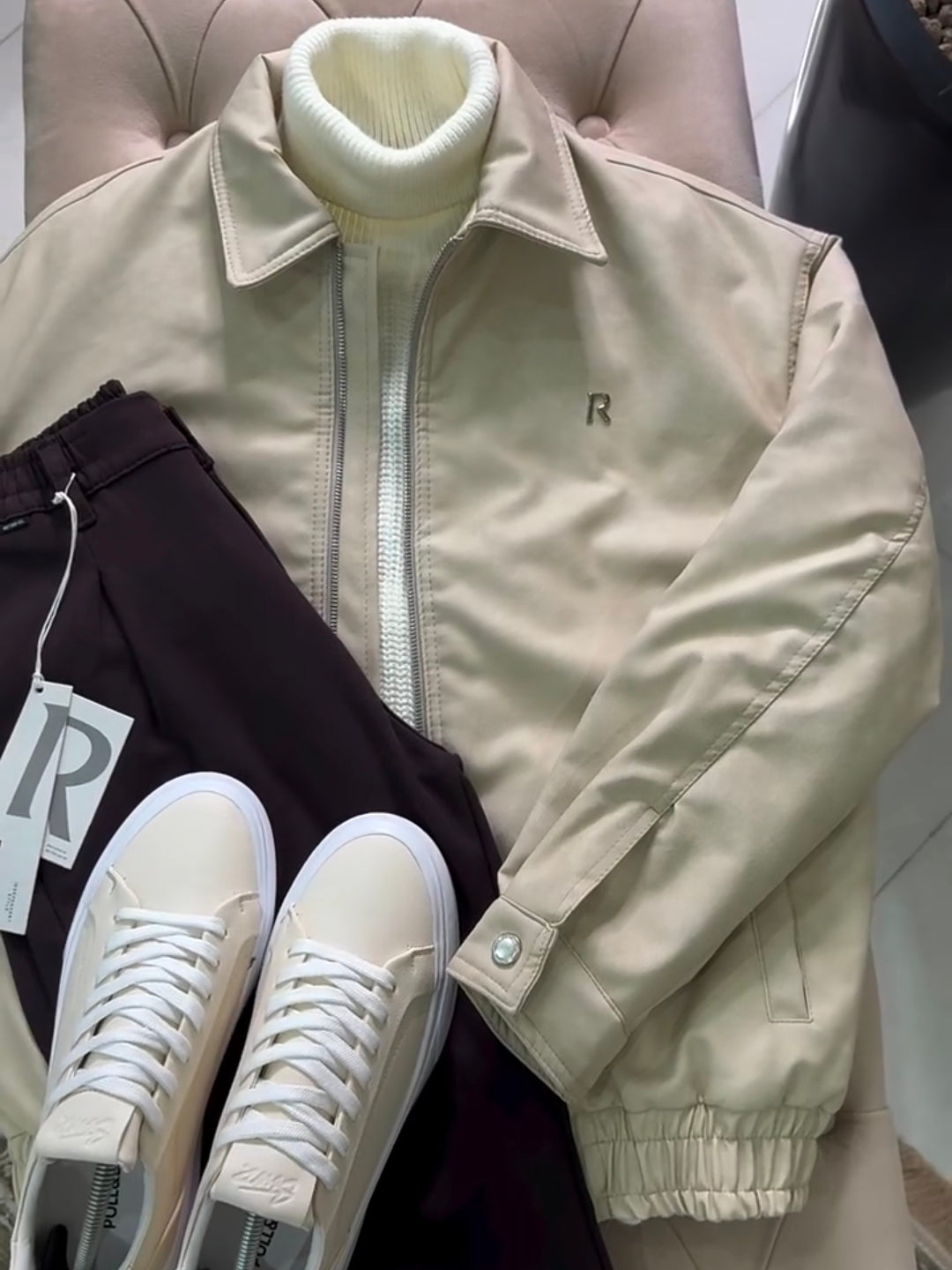 Modern Essential Outfit: Shirt, Pants, Sneakers & Glasses الإطلالة العصرية الأساسية: قميص، بنطال، أحذية رياضية ونظارة الإصدار الأسود الكامل – (White & Black) Combo)