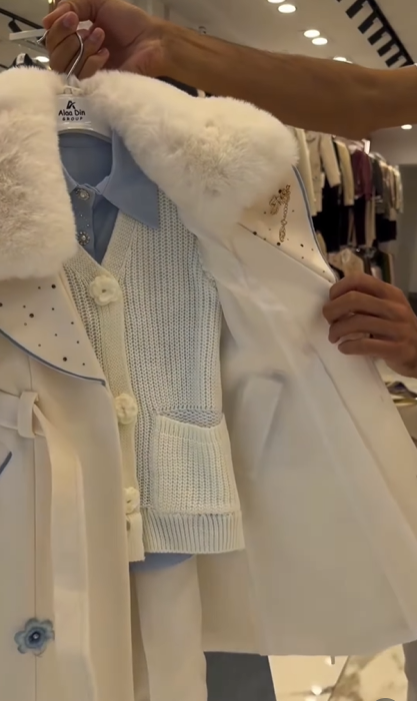 Alaadin Kids Cozy Winter Coat – معطف أطفال شتوي دافئ أبيض وأزرق مع فرو صناعي وتصميم زهري